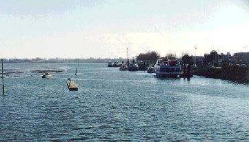 Vue depuis le pont sur le chenal avec à gauche le ponton d'attente