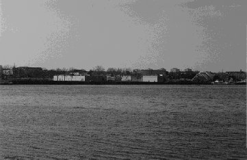 Disposition clairsemée de boites tournant le dos au Golfe