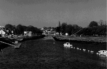 Vue depuis le pont en direction du port de plaisance. - On aperçoit la porte-écluse au fond.