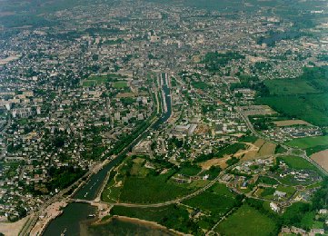 Vue a�rienne sur la rive est du port o� l'on peut voir un tissus pavillonnaire peu dense. - en bas � droite se trouve le site du P.I.B.S.
