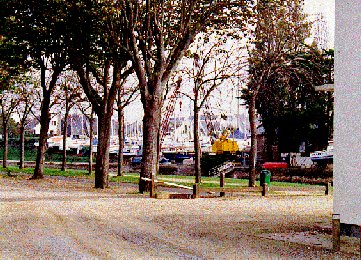 Vue sur le chantier naval " Le Pennec " situ� dans la partie du port situ� en amont du pont de K�rino.