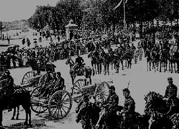 D�fil� militaire sur le port au d�but du XX� si�cle. Collection Archives Municipales - Photo : Hubert Poupard.