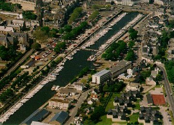Vue a�rienne du port de plaisance avec en haut � droite la Place Gambetta au pied du centre ville de Vannes