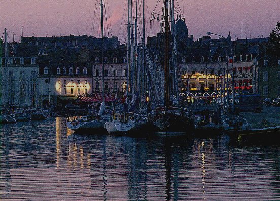 Photo de nuit du port de plaisance 